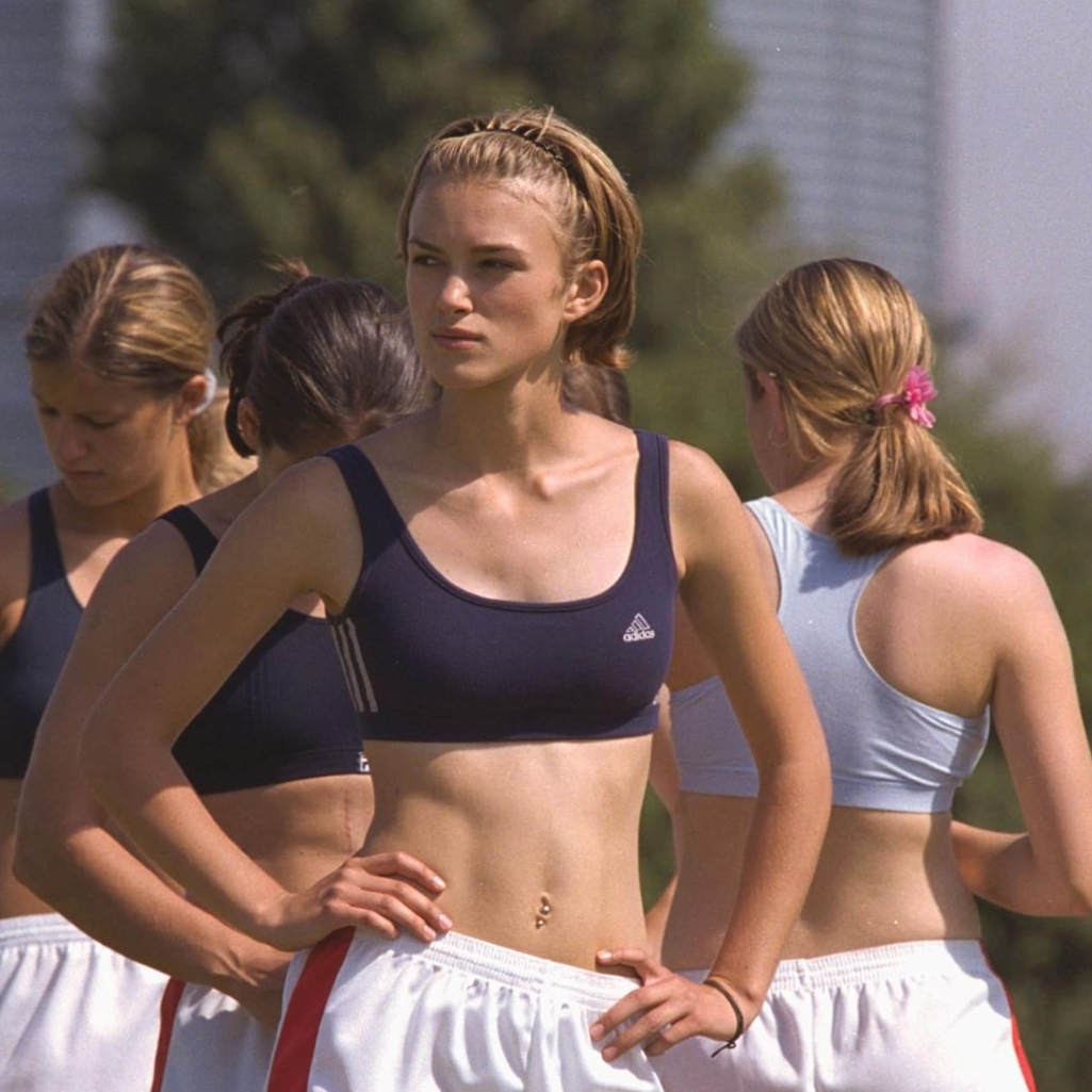 Bend It Like Beckham: Όσο το γυναικείο ποδόσφαιρο παίρνει άλλη διάσταση, η ταινία που το “φώτισε” εξαρχής επιστρέφει με σίκουελ