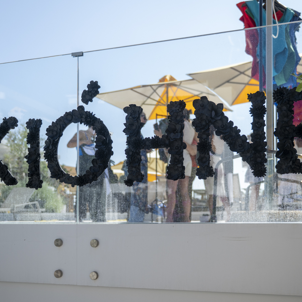 Flowers Went Wild: Η Kióhne παρουσίασε τη νέα της συλλογή SS25 με θέα την Αθήνα