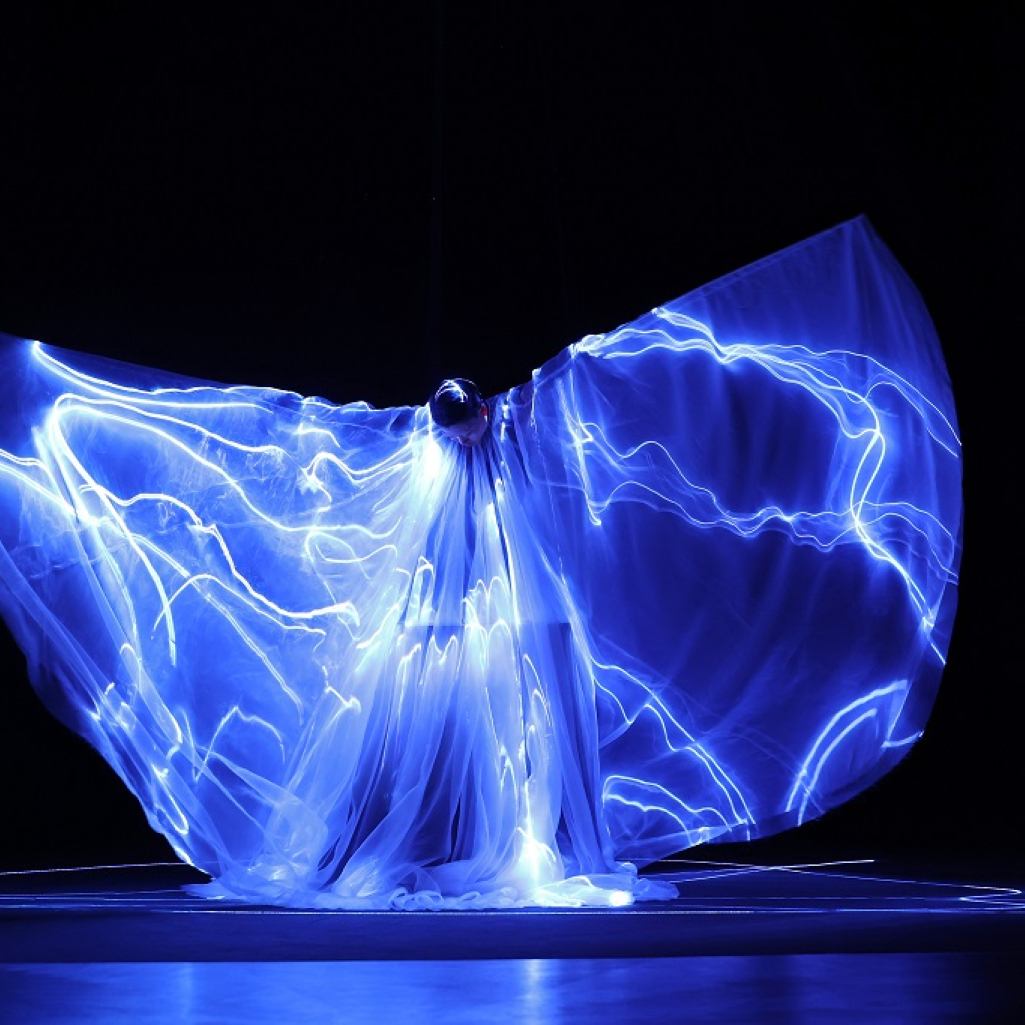 Η Iris Van Herpen σχεδίασε ένα φόρεμα με 125 εκατομμύρια βιοφωταυγή φύκια και φώτισε την Εβδομάδα Υψηλής Ραπτικής του Παρισιού