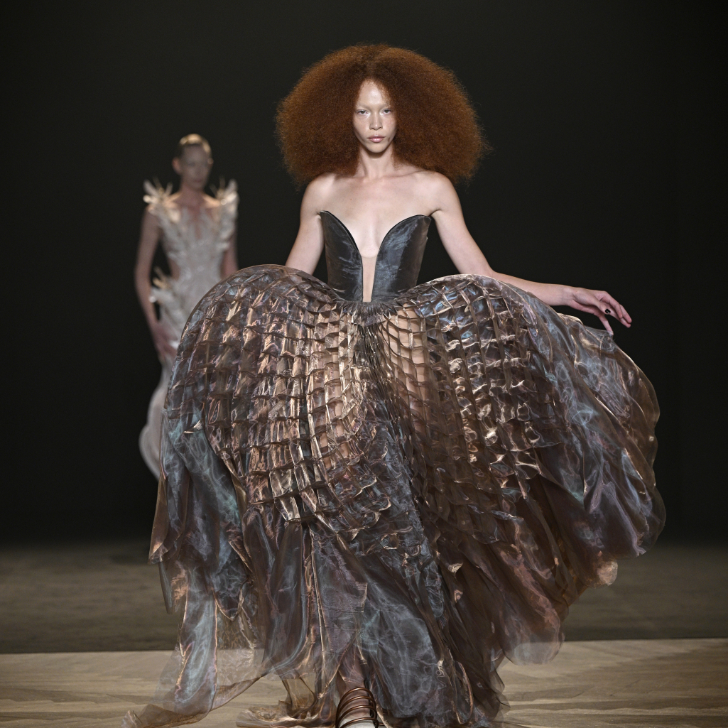 Το έργο της Iris van Herpen παρουσιάζεται σε μία νέα έκθεση, όπου η μόδα συναντά την τέχνη και την επιστήμη
