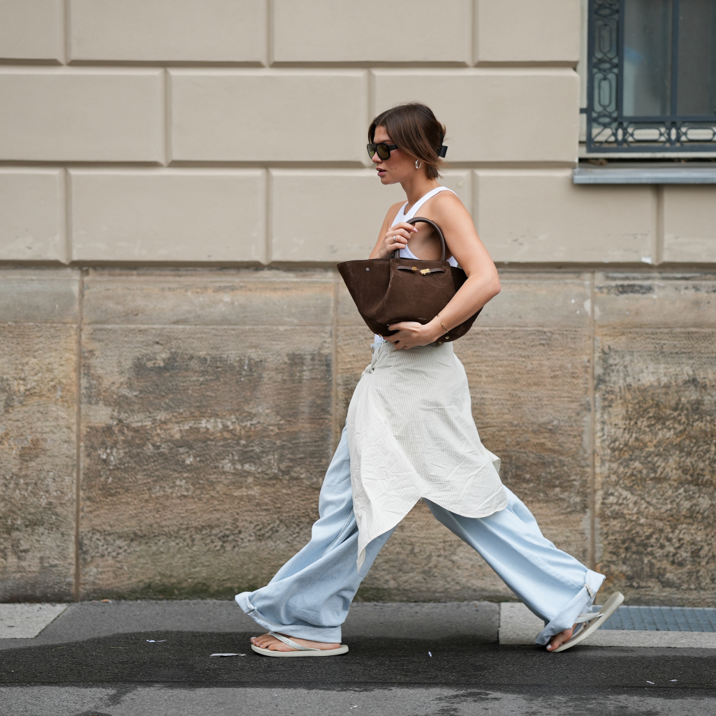 Ta baggy jeans επέστρεψαν και έχουμε 5 στιλάτους τρόπους για να τα φορέσεις και στις διακοπές