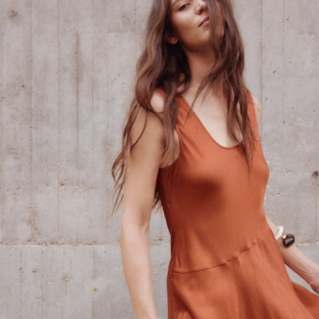 Το σατέν μίνι φόρεμα από τα H&M που θα «λιώσεις» στις διακοπές – Κοστίζει λιγότερο από 30 ευρώ, είναι chic και στιλάτο