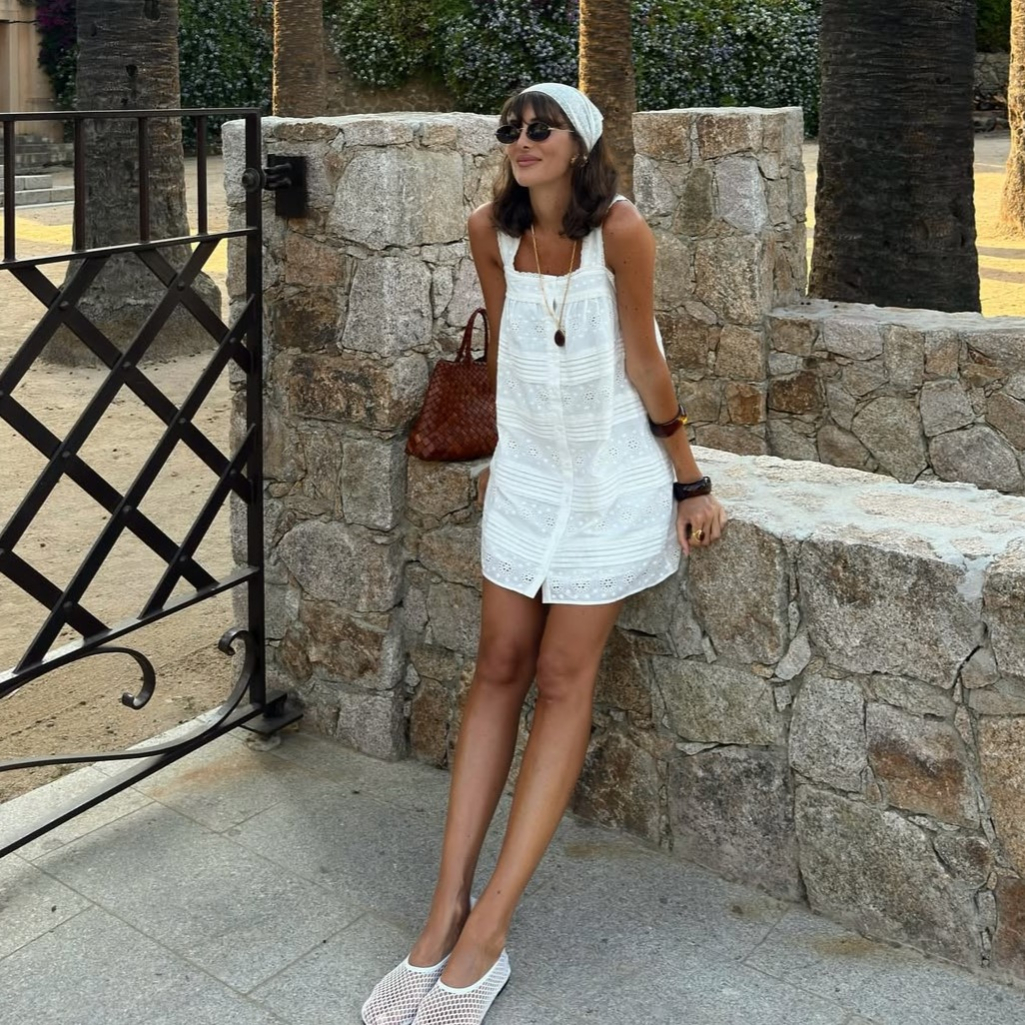 Το λευκό φόρεμα από τα Zara που θα δώσει boho vibes στα καλοκαιρινά σου looks