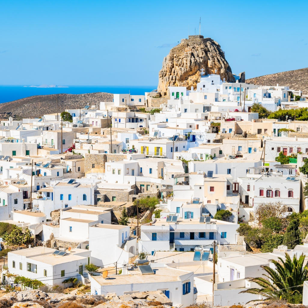 4 μη δημοφιλή νησιά των Κυκλάδων για γαλήνιες διακοπές με φόντο την “άγρια” ομορφιά τους