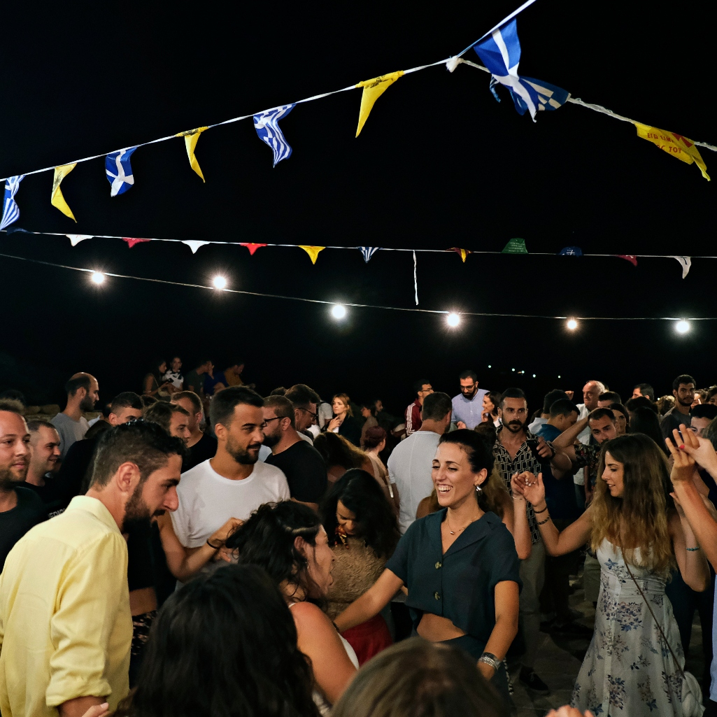 Πού να χορέψεις ικαριώτικο σήμερα στην Αθήνα - Το “σύγχρονο” πανηγύρι που θυμίζει τα νησιώτικα γλέντια