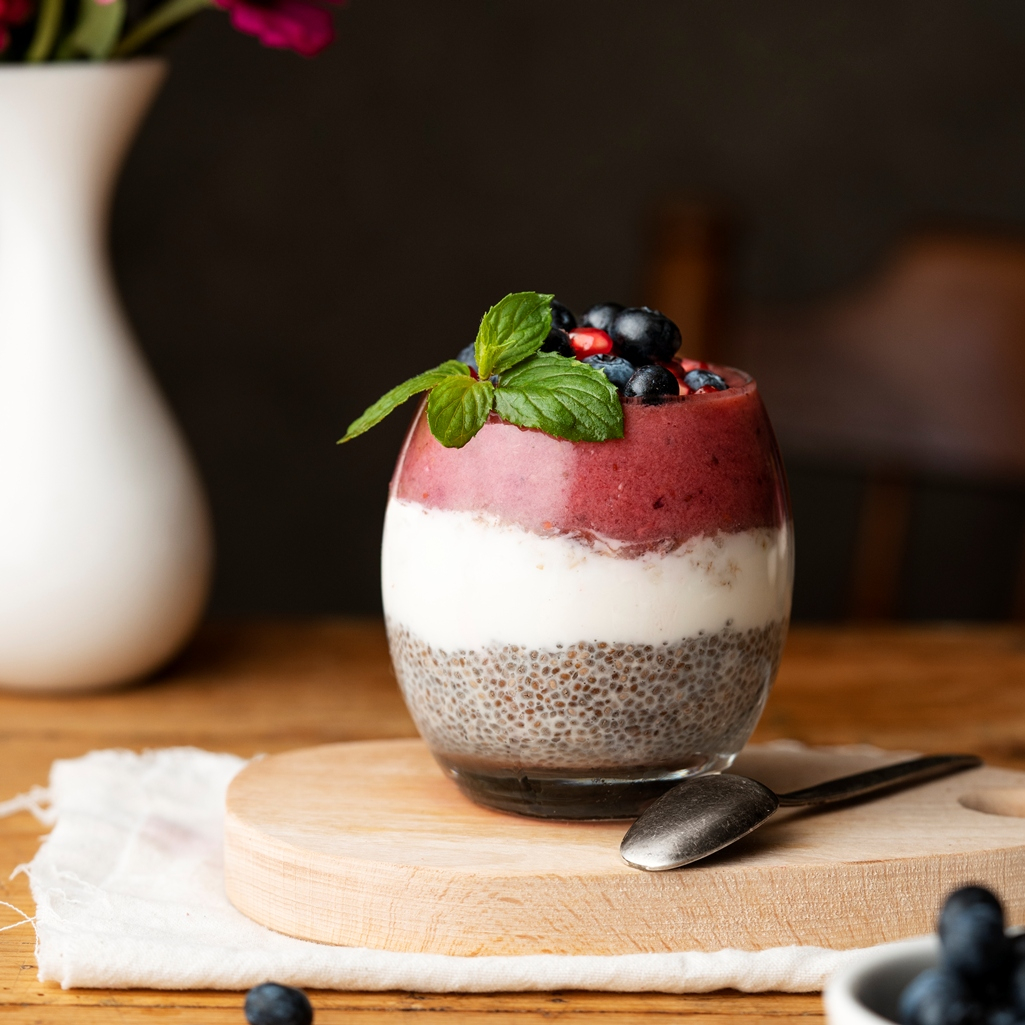 Chia pudding με μύρτιλα και φυστικοβούτυρο για ένα πρωινό υψηλής πρωτεΐνης χωρίς ζάχαρη