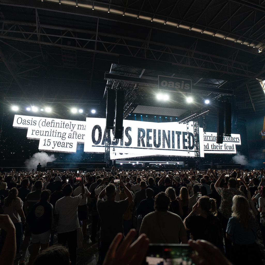 Oasis: Θριαμβευτική επανένωση στο Κάρντιφ μετά από 15 χρόνια