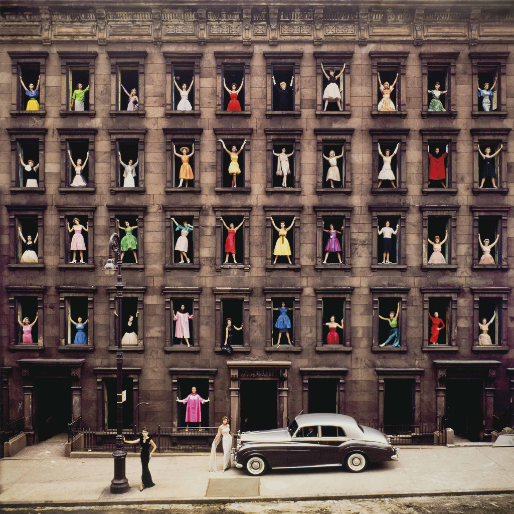 Όταν ο Ormond Gigli τράβηξε την πιο iconic φωτογραφία του - 43 γυναίκες με πολύχρωμα φορέματα στα παράθυρα μιας σειράς brownstones
