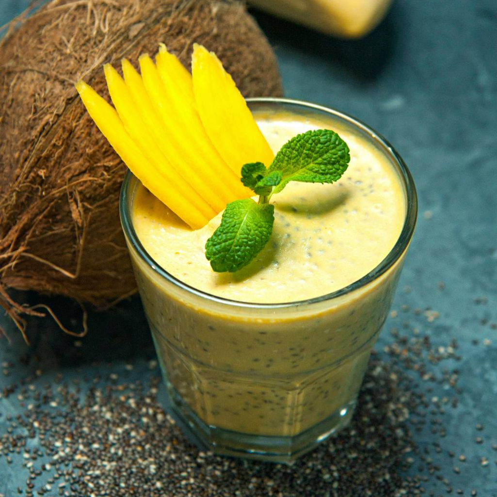 Αυτό το κρεμώδες smoothie με φράουλα, μάνγκο και σπόρους chia είναι πλούσιο σε φυτικές ίνες και αντιοξειδωτικά