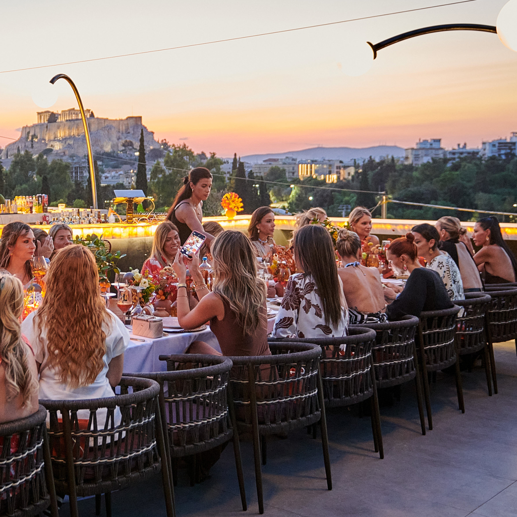 Το καλοκαιρινό prive dinner της Kedima Collection by Lifelikes με φόντο την Ακρόπολη.