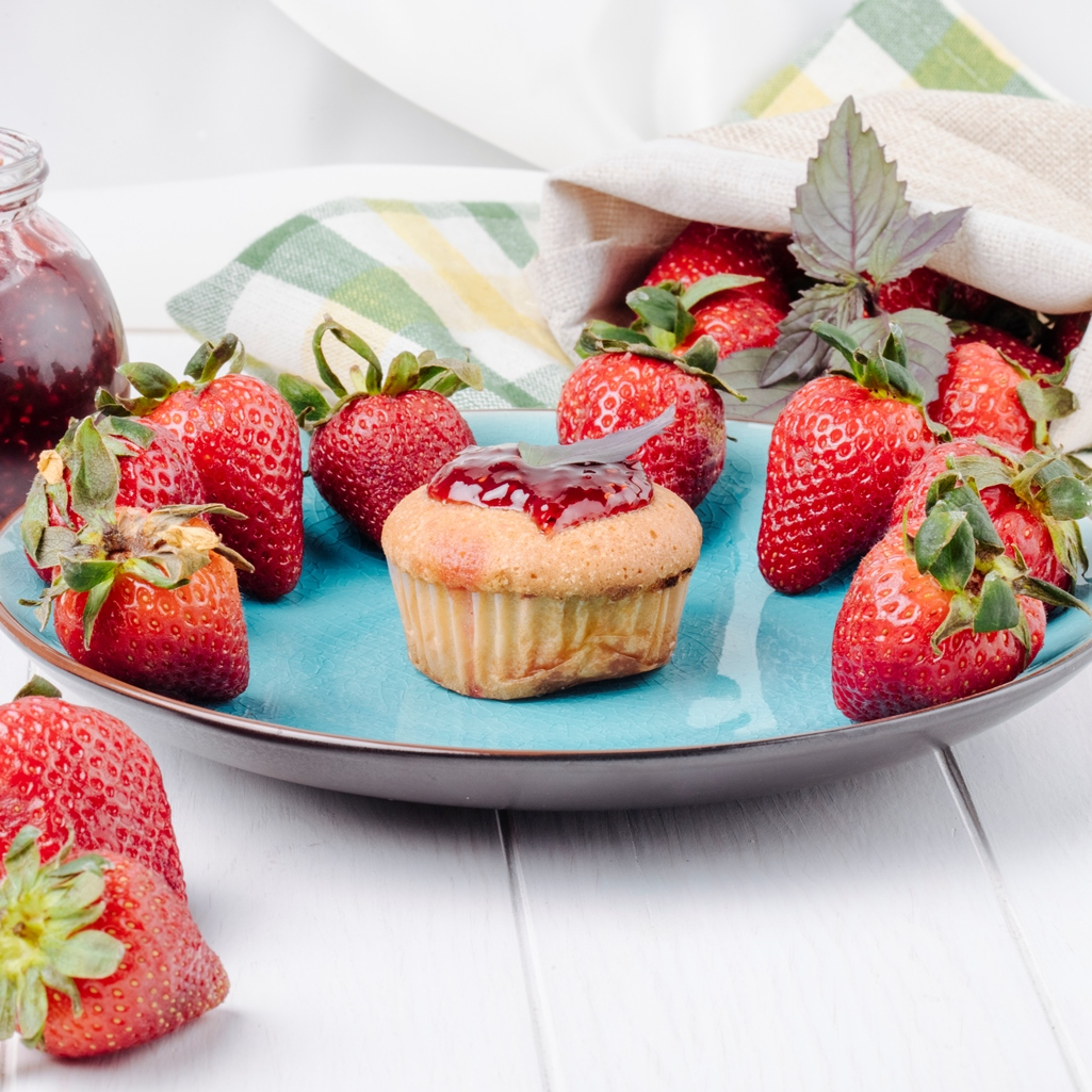 Αυτά τα muffins φράουλας με υψηλή περιεκτικότητα σε πρωτεΐνη είναι πεντανόστιμα