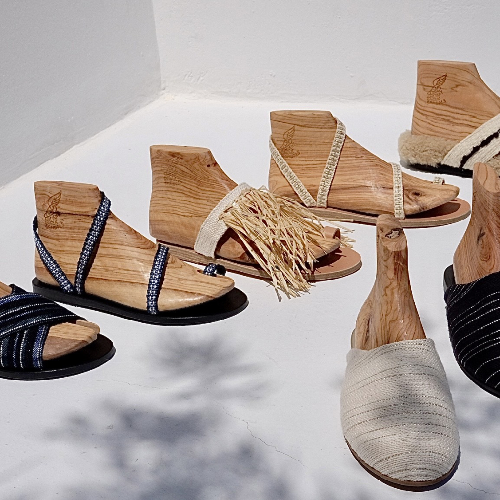 Kalesma Mykonos: Η Μύκονος εμπνέει τη Φαίη Χατζή και τα Ancient Greek Sandals σε μια capsule συλλογή αφιερωμένη στην υφαντική τέχνη