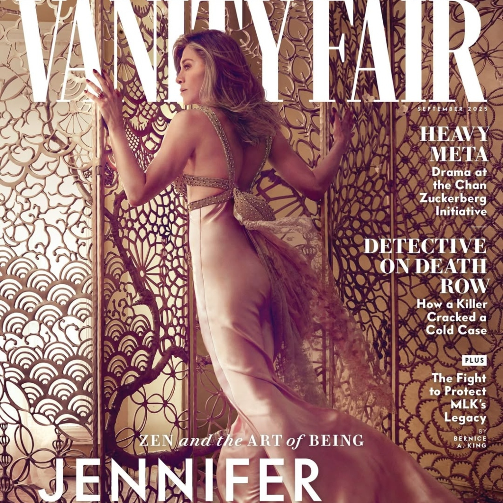 Η Τζένιφερ Άνιστον στο Vanity Fair: Ο θάνατος του Μάθιου Πέρι, το διαζύγιο από τον Μπραντ Πιτ και η σχέση της με τη Γκουίνεθ Πάλτροου