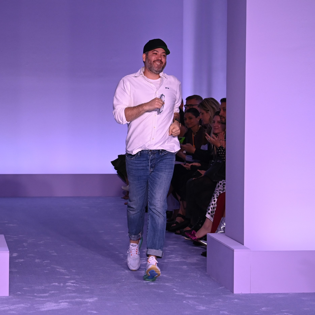 Όταν το urban συναντά το modern prep: Ο Brandon Maxwell γιόρτασε τη 10η επέτειό του με την επίδειξη Άνοιξη/ Καλοκαίρι 2026