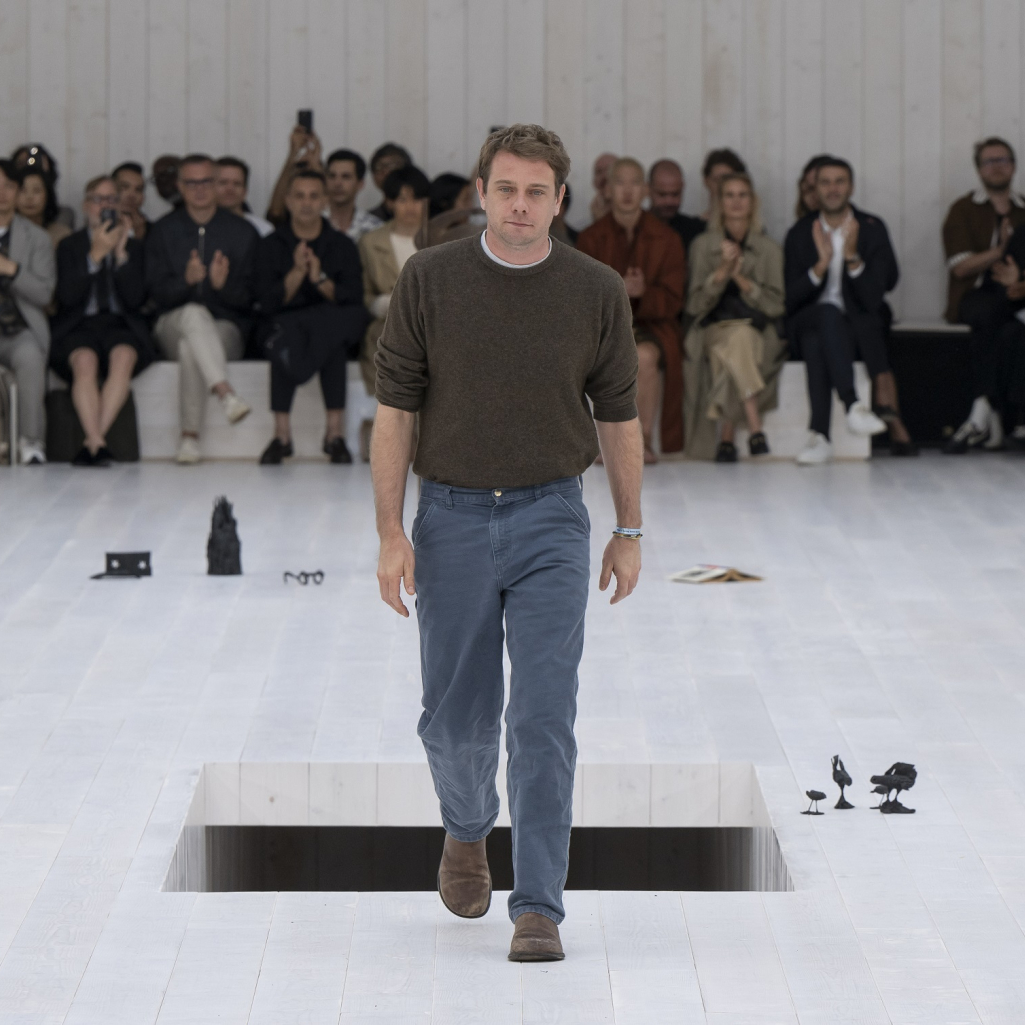 Από τη Loewe στον Versace, οι οίκοι που θα κάνουν το ντεμπούτο τους υπό νέα καλλιτεχνική διεύθυνση αυτή τη σεζόν