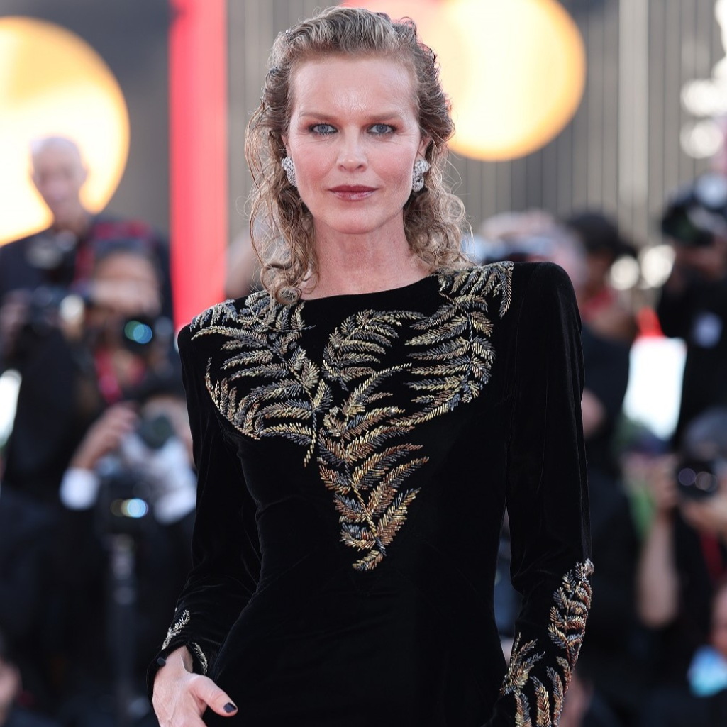 Εύα Χερτζίκοβα: Το supermodel των '90s φόρεσε τη μεγαλύτερη τάση του φθινοπώρου – Πώς θα αντιγράψεις το look της