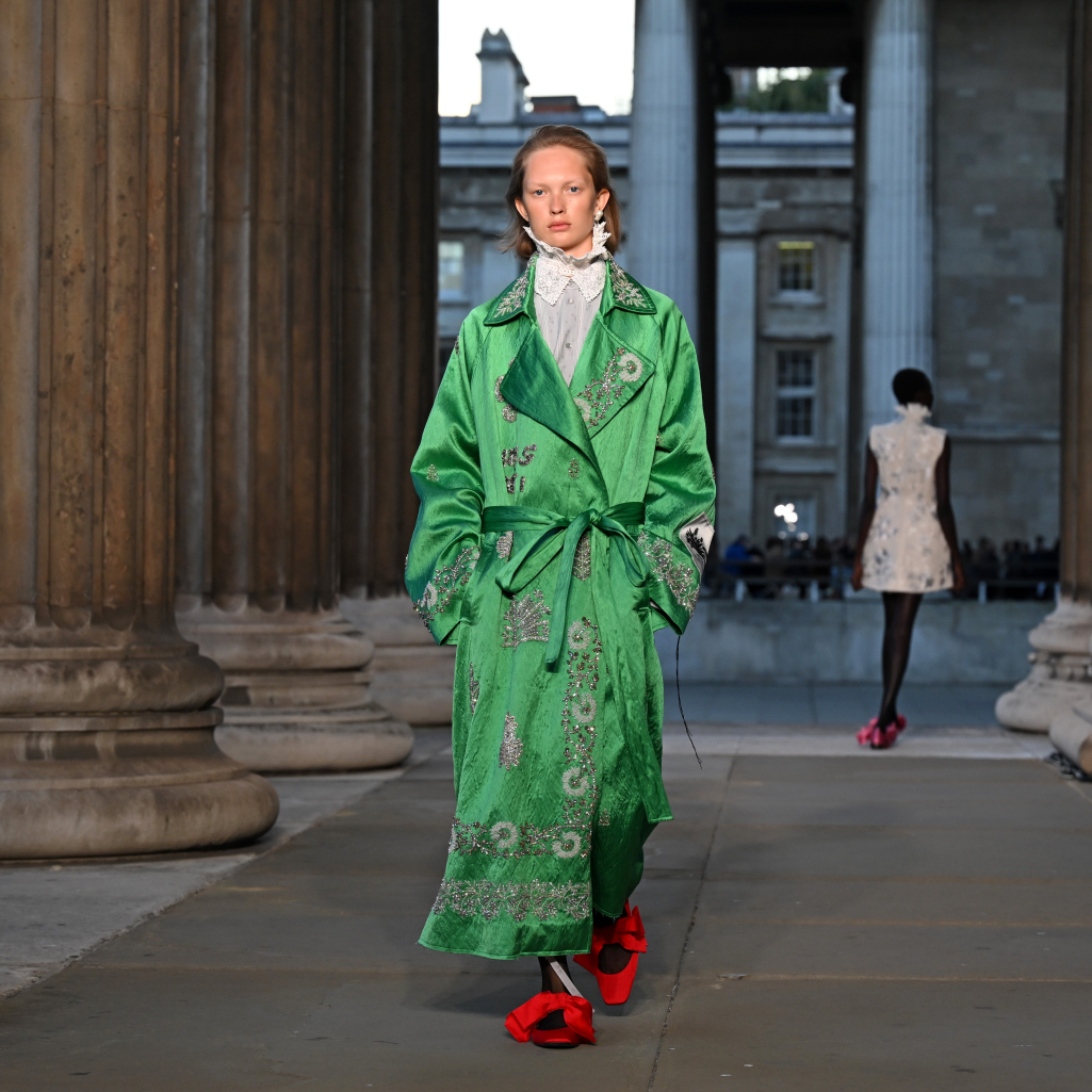 London Fashion Week: Ο σουρεαλιστικός κόσμος του Erdem σε μία συλλογή εμπνευσμένη από τη διάσημη μέντιουμ του 19ου αιώνα