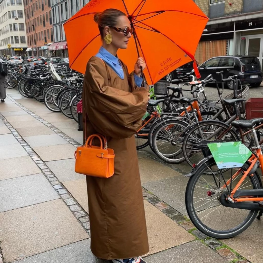 Rainy days: Τι να φορέσεις για να είσαι στιλάτη ακόμα και στη βροχή – 5 + 1 looks για να υιοθετήσεις