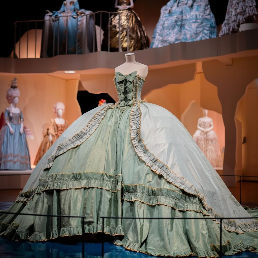 Marie Antoinette Style: Μια έκθεση εξερευνά τη διαχρονική κληρονομιά της βασίλισσας στη μόδα και το στιλ