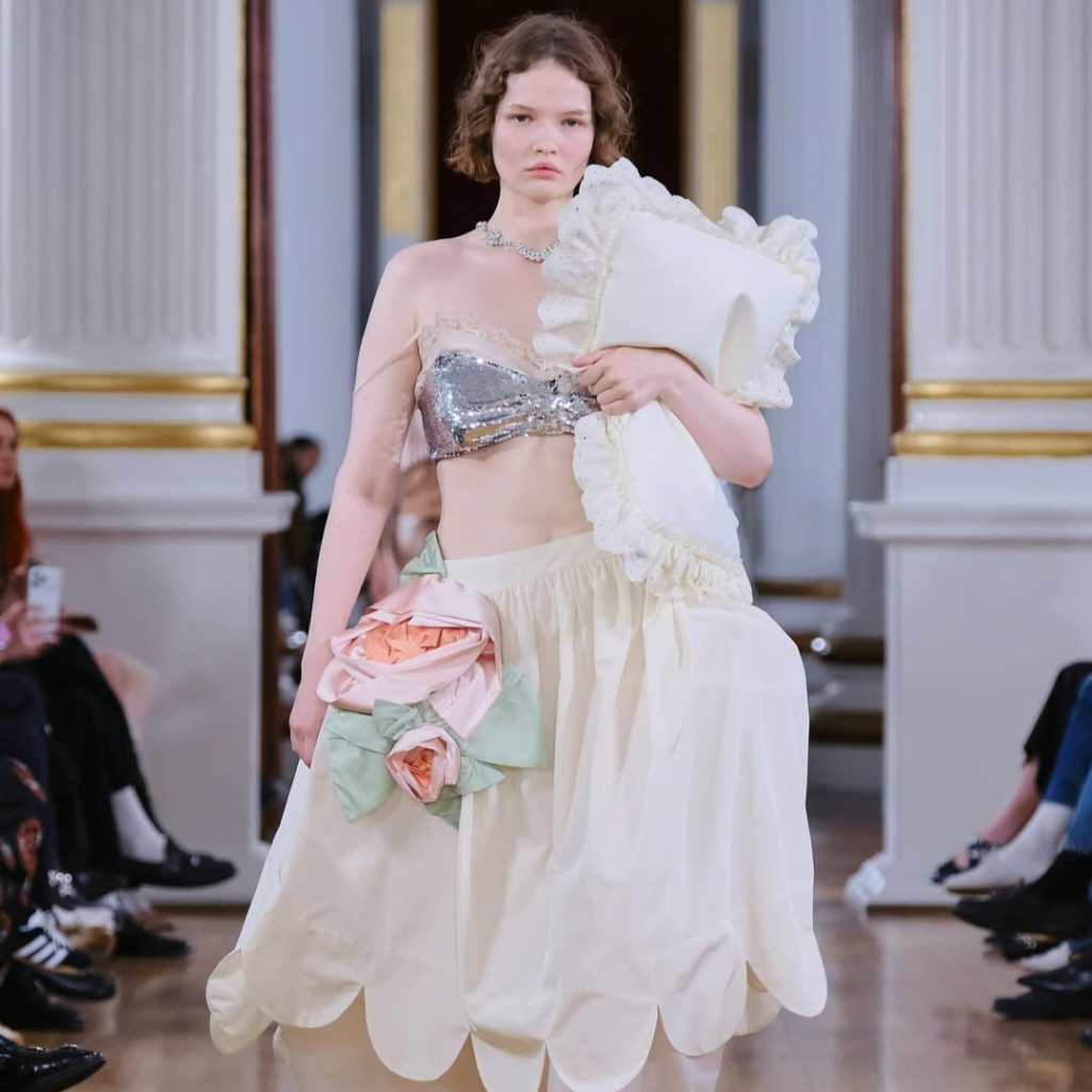 LFW: Με τεράστια μεταξωτά μαξιλάρια στην αγκαλιά περπάτησαν τα μοντέλα της Simone Rocha για τη συλλογή Άνοιξη/Καλοκαίρι '26