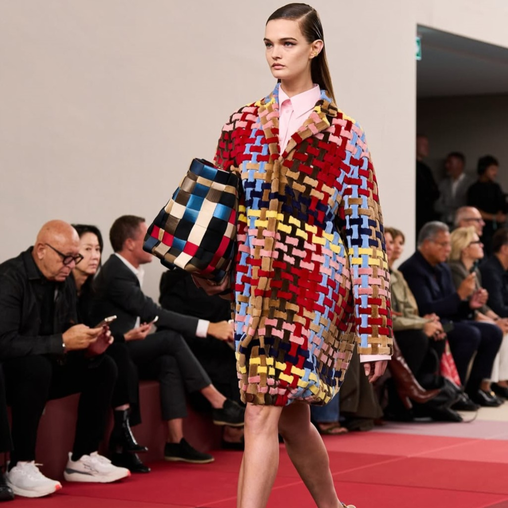 Ο οίκος Fendi έκανε «βουτιά» στο χρώμα -Οι νέες Peekaboo bags γεμάτες λάμψη, οι 3D λεπτομέρειες και τα παιχνιδιάρικα charms