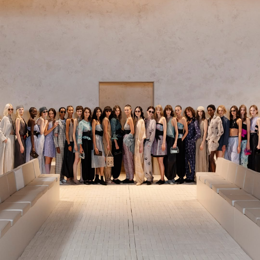 Emporio Armani: Η πρώτη επίδειξη μετά τον θάνατο του ιδρυτή της ήταν ένα συγκινητικό «αντίο» στο βασιλιά Τζόρτζιο