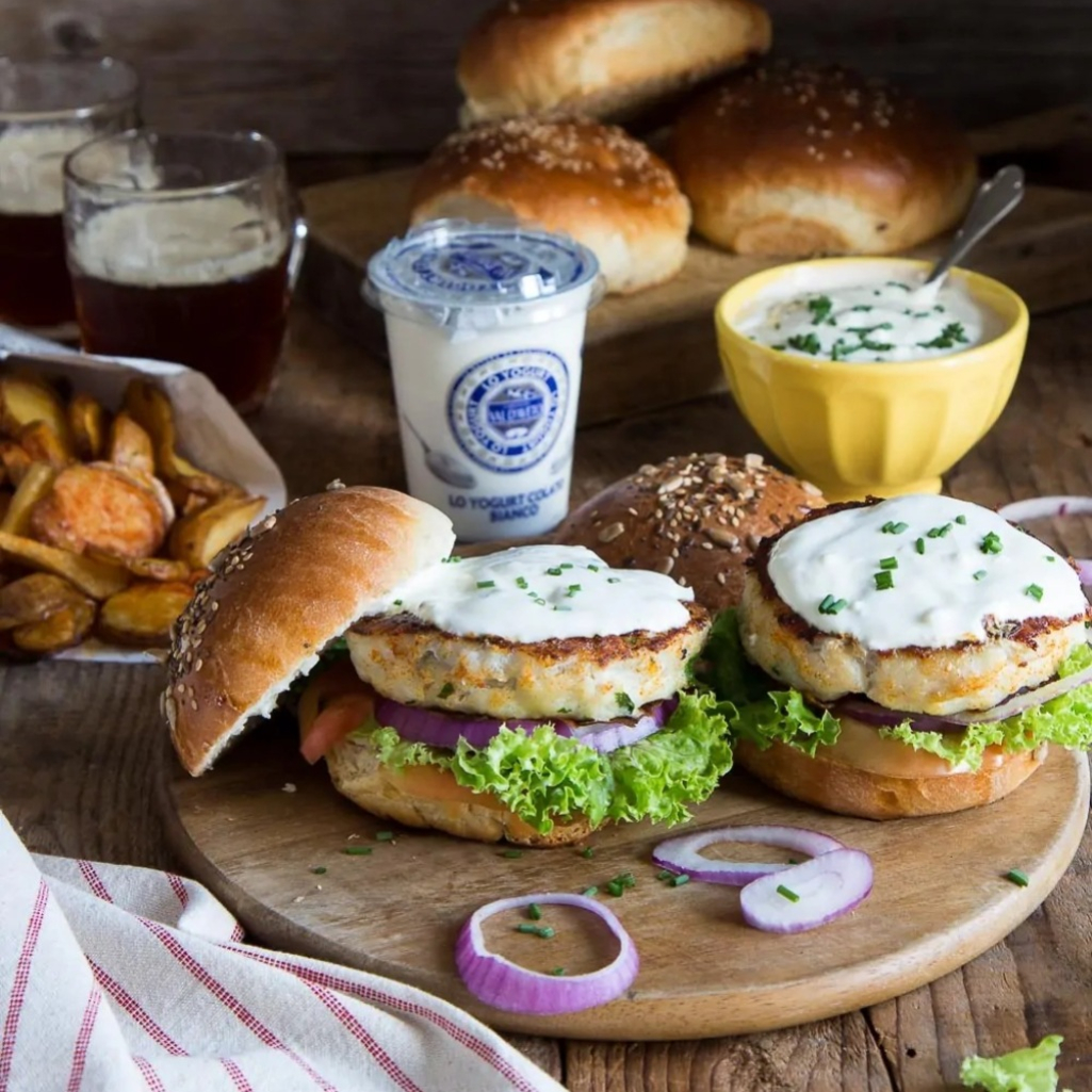 Σπιτικό burger ψαριού με σάλτσα γιαουρτιού και τζίντζερ
