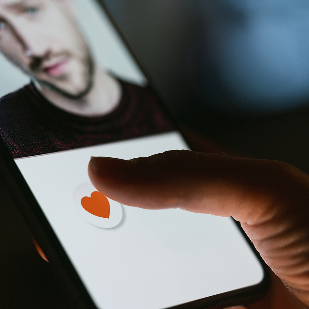 H Gen Z βρίσκει τον έρωτα στο Tinder και αποκαλύπτει πώς το κάνει