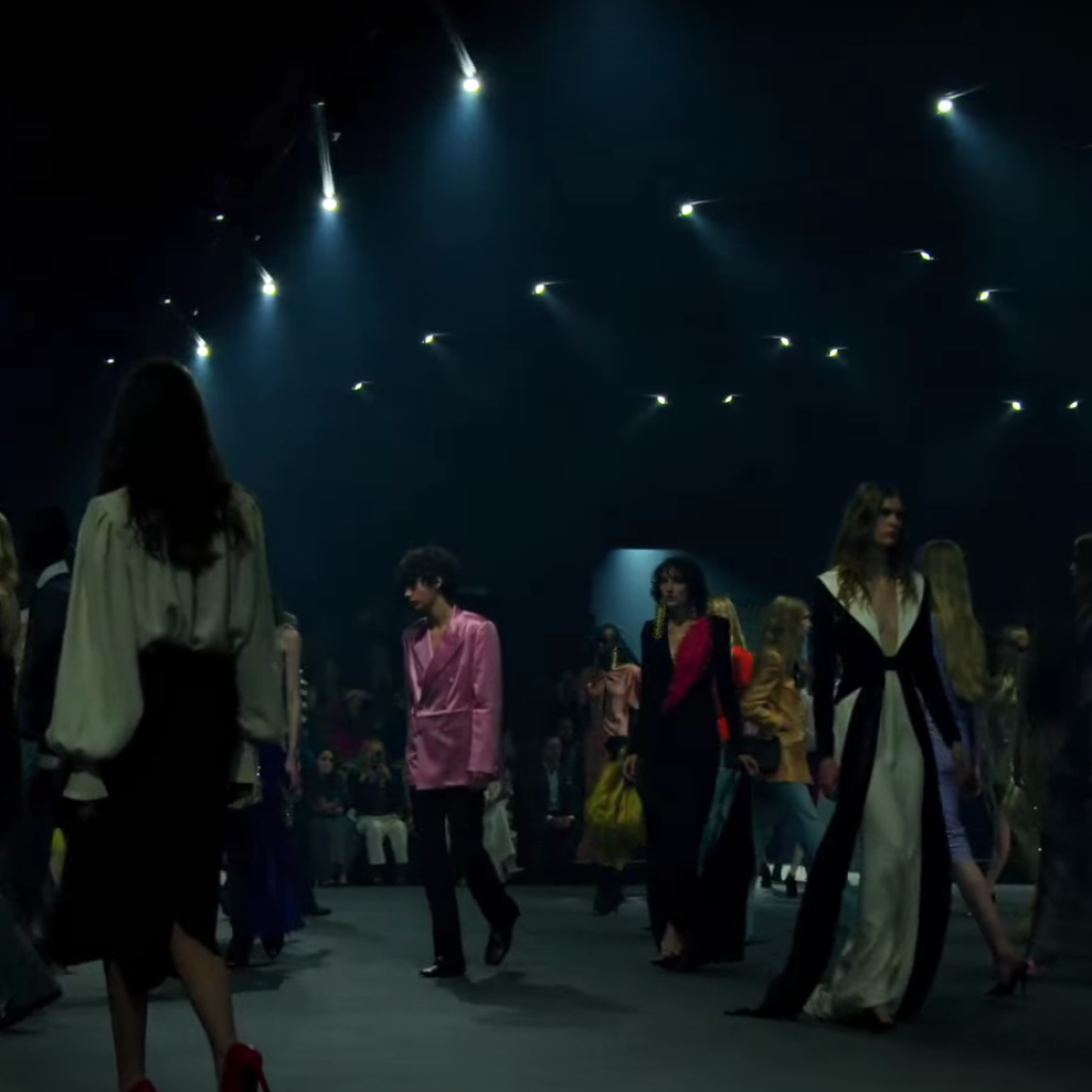 Valentino: Μέσα στον μυστηριώδη νυχτερινό κόσμο του Alessandro Michele, γεμάτο πυγολαμπίδες