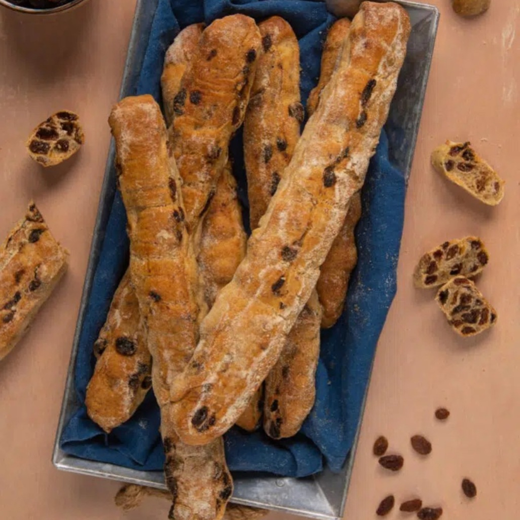 Αυτά τα γλυκά ψωμάκια με σταφίδες είναι το πιο αρωματικό σπιτικό σνακ