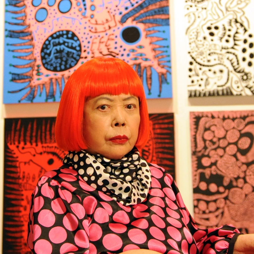 Μέσα στο σύμπαν της Yayoi Kusama, της πιο ριζοσπαστικής μορφής της avant-garde σκηνής