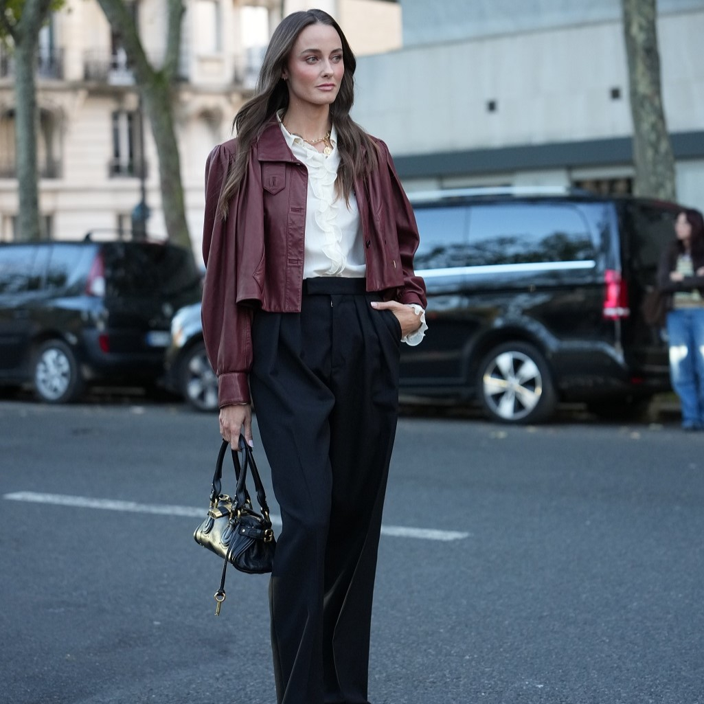 Το leather jacket από τα Stradivarius στην απόχρωση του κρασιού που θα φορέσεις με τα πάντα – Κοστίζει λιγότερο από 50 ευρώ