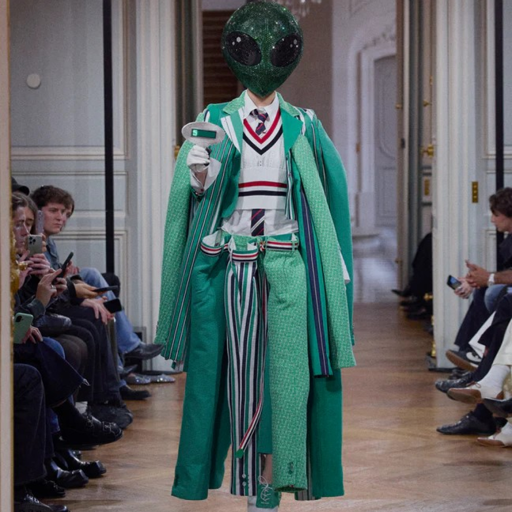 PFW: H ταξική πάλη της Miu Miu και η ποδιά σαν σύμβολο και το διαστημικό πνεύμα του Thom Browne
