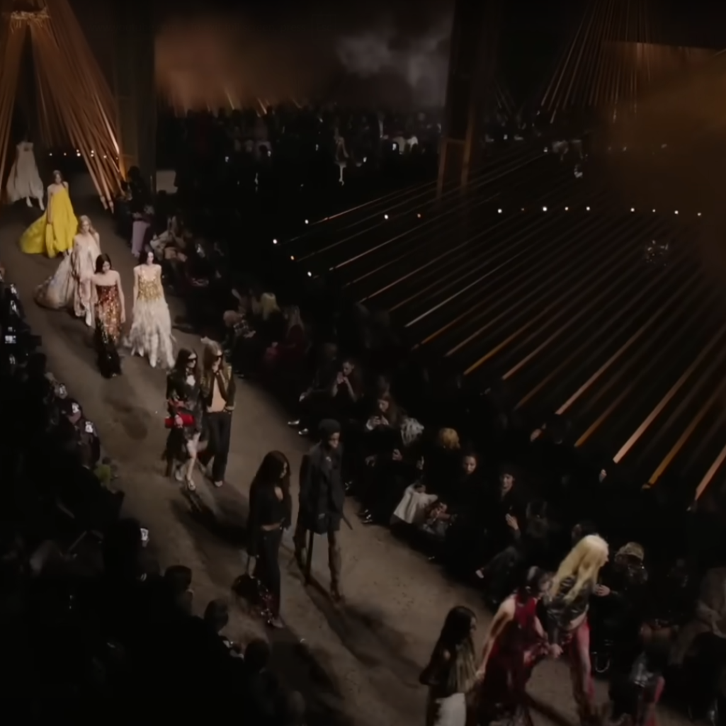 Alexander McQueen: Ο Sèan McGirr για τη δημιουργία της νέας του συλλογής ενδίδει στις πρωτόγονες σχεδιαστικές του παρορμήσεις