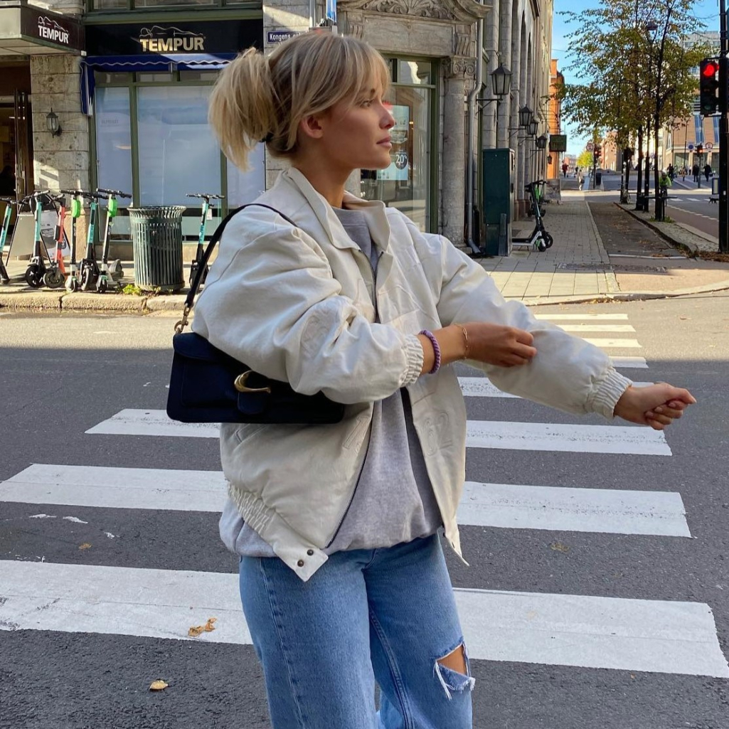 Η σουέτ τσάντα από τα Stradivarius με ντελικάτο σχεδιασμό και τέλειο χρώμα – Κοστίζει κάτω από 30 ευρώ