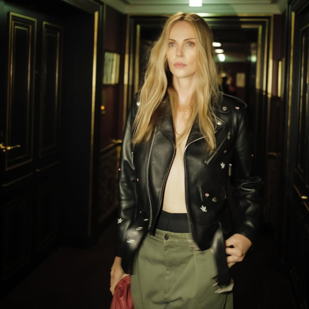 H Σαρλίζ Θερόν topless με biker jacket μόνο, στο front row του οίκου Dior, είναι το fashion inspo της εβδομάδας