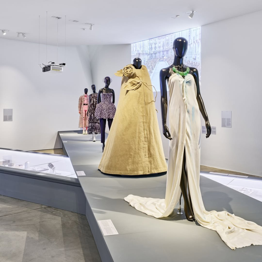 «Catwalk: The Art of the Fashion Show»: Η ιστορία των επιδείξεων μόδας και η μαγεία που κρύβουν πίσω τους