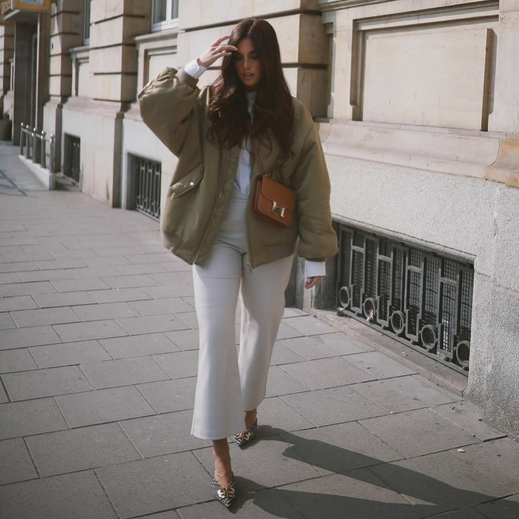 Πώς να φορέσεις το bomber jacket το φθινόπωρο για να δείχνεις cool και στιλάτη, όπως τα it girls
