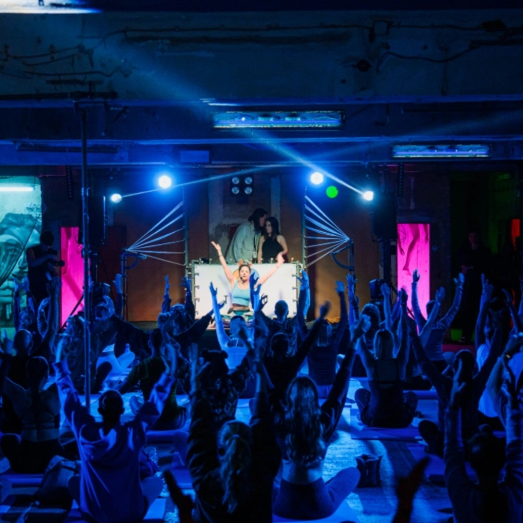Techno Yoga: Όταν τα beats της techno συνυπάρχουν με το flow της yoga