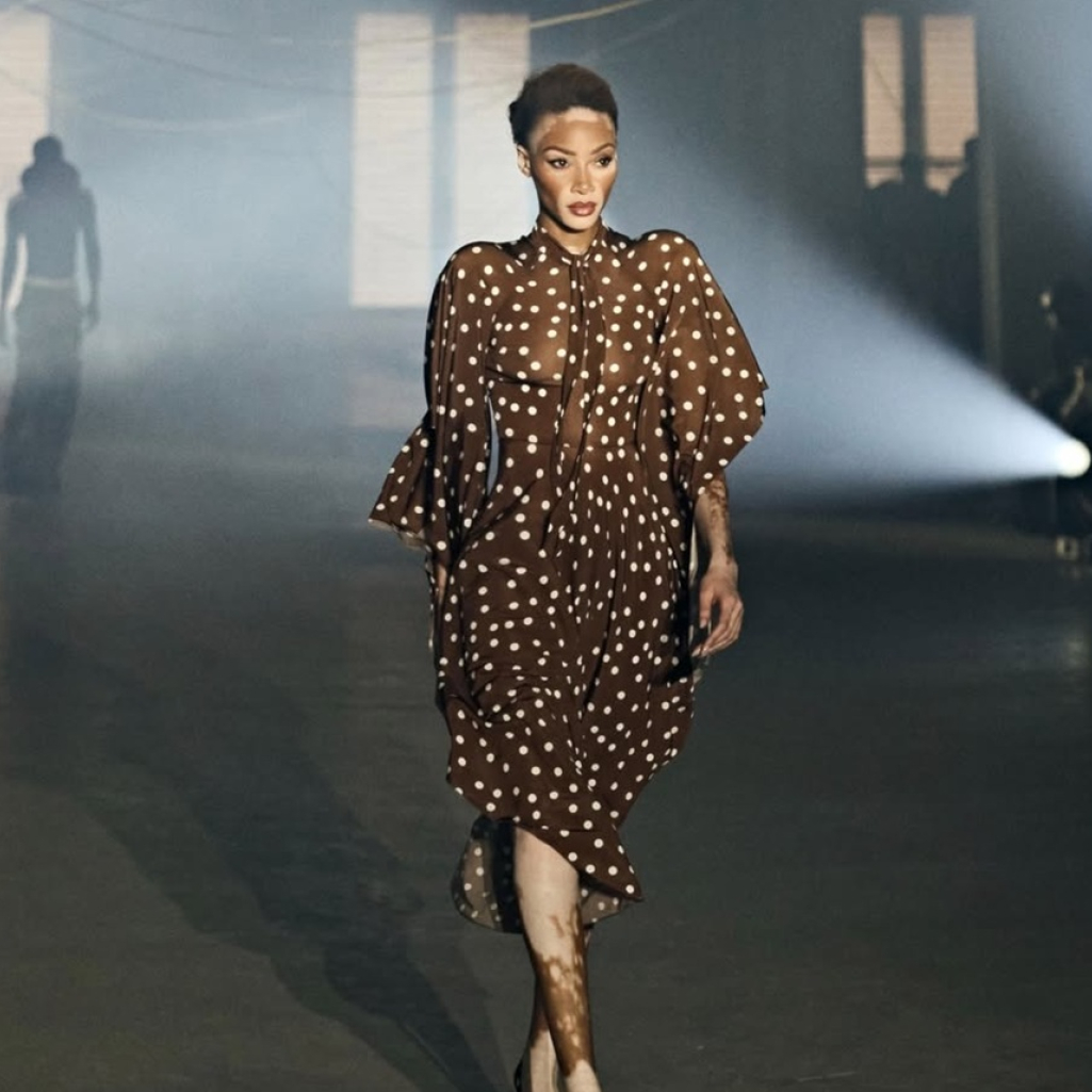 Η συλλογή του Guram Gvasalia ήταν μια «κραυγή» στη φρίκη του έξω κόσμου – Από αντιφασιστικά σύμβολα μέχρι items χωρίς πλάτη