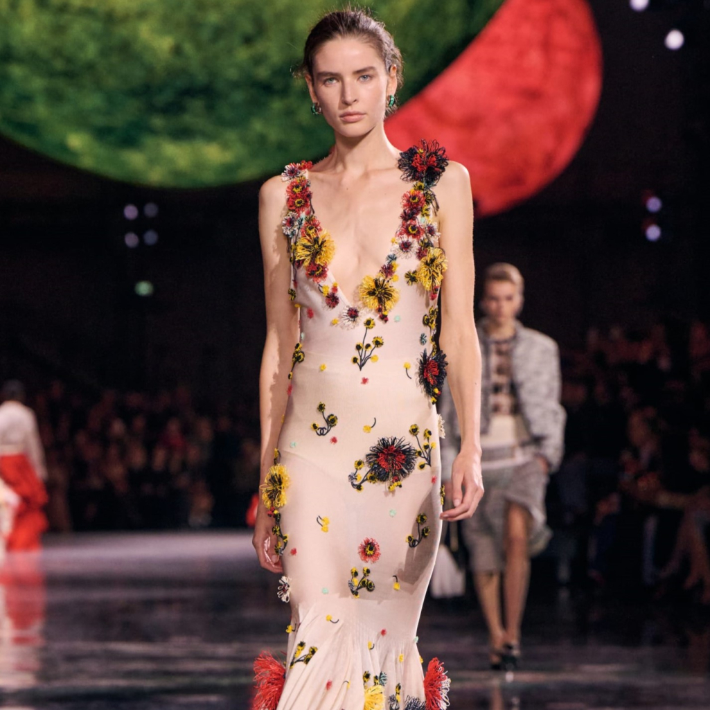 Chanel: O Matthieu Blazy έκανε το ντεμπούτο του παρουσιάζοντας το νέο όραμά του για τη Chanel σε ένα φουτουριστικό σκηνικό γεμάτο «λαμπερούς» πλανήτες