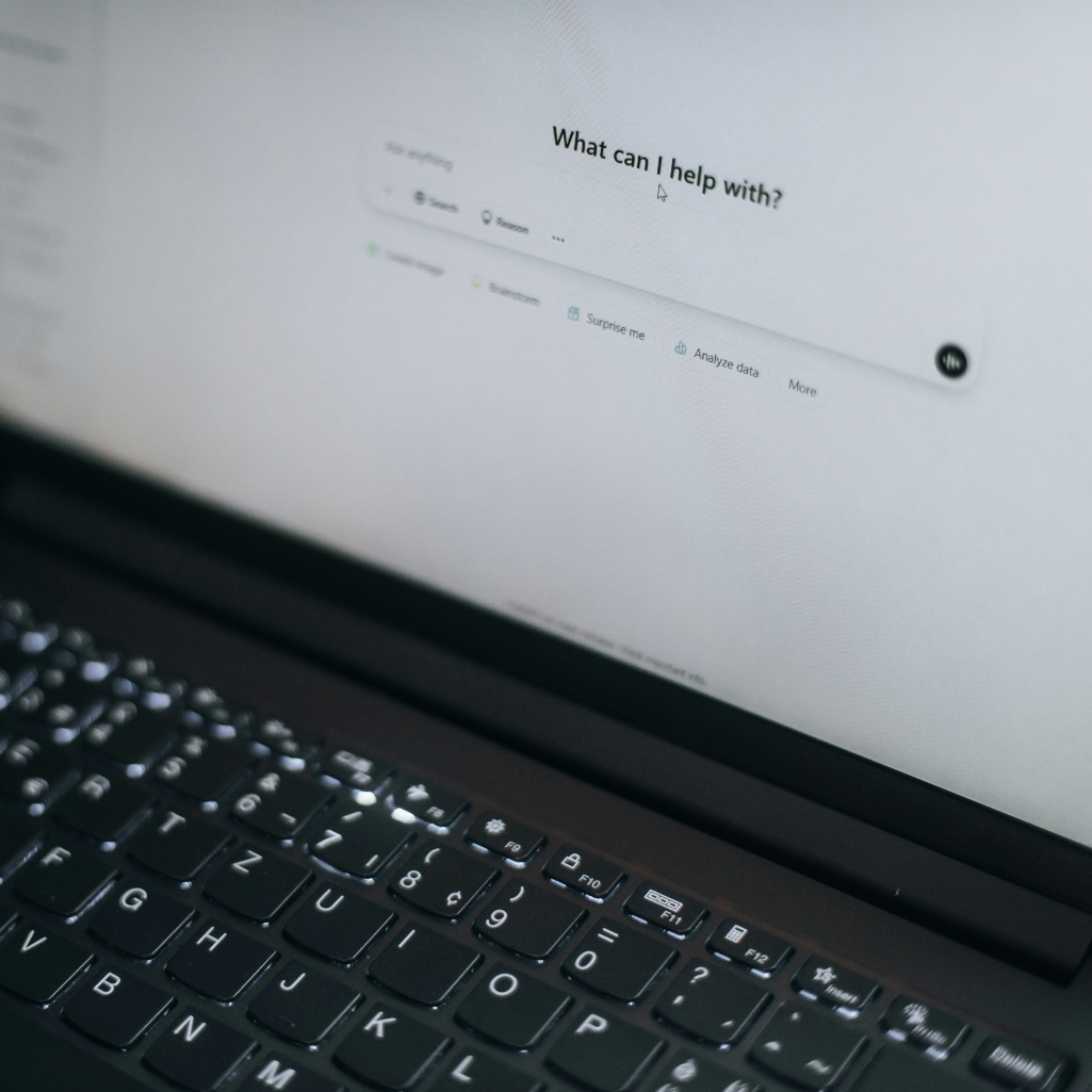 ChatGPT: Πάνω από 1 εκατ. χρήστες εκφράζουν κάθε εβδομάδα αυτοκτονικές τάσεις, σύμφωνα με στοιχεία της OpenAI