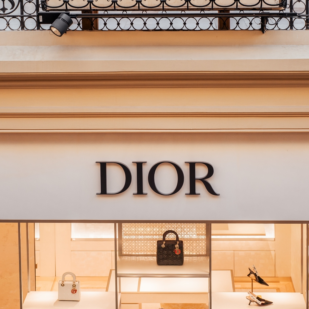 Dior: «Μπαίνει» στο e-commerce και καταγράφει «χρυσές» επιδόσεις στην Ελλάδα