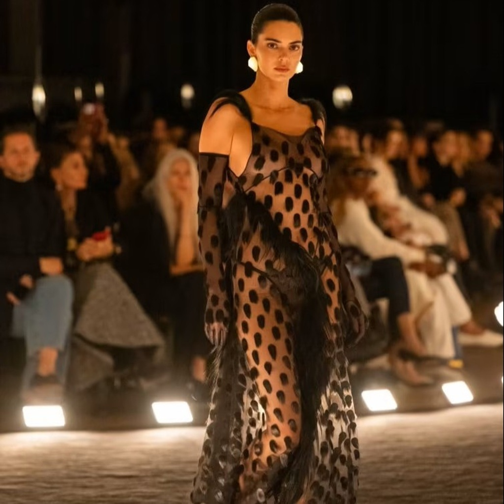 Schiaparelli: O Ντάνιελ Ρόουζμπερι έδωσε τον ρυθμό και τα μοντέλα του «χόρεψαν» στο σκοτάδι – Το εκλεπτυσμένο show του οίκου