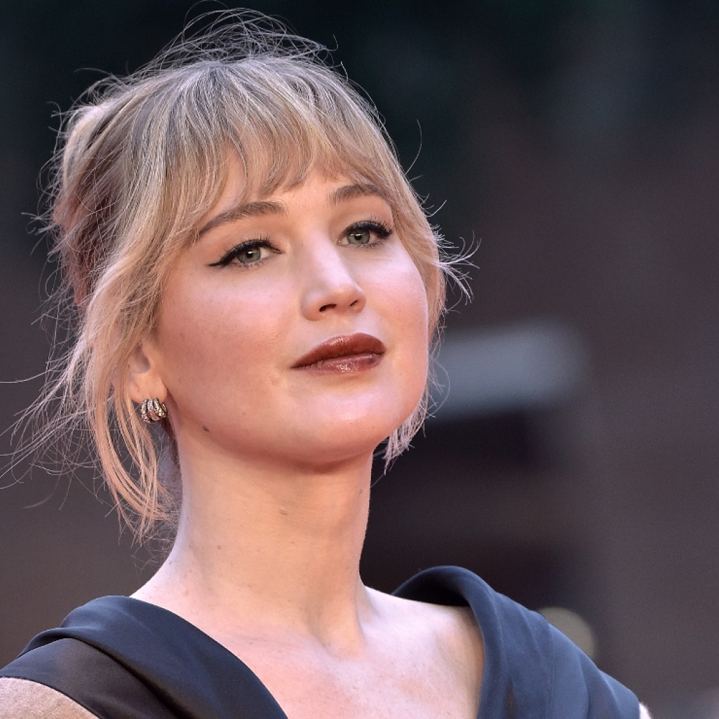 Η Τζένιφερ Λόρενς φόρεσε τα sneakers που θα βλέπουμε παντού μέχρι και το καλοκαίρι