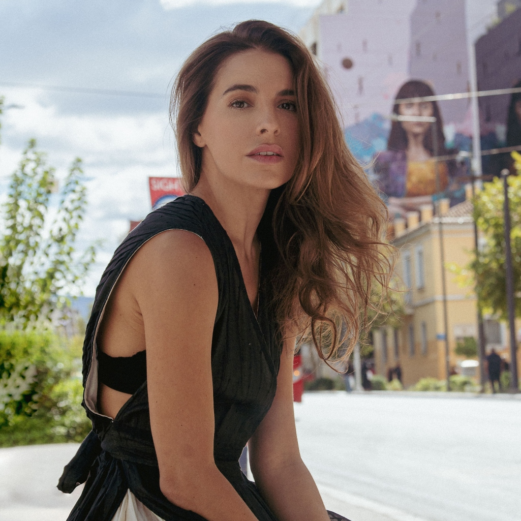 H Μελία Κράιλινγκ στο JennyGr: “Η τέχνη οφείλει να ταρακουνήσει μυαλά και να αλλάξει νοοτροπίες”