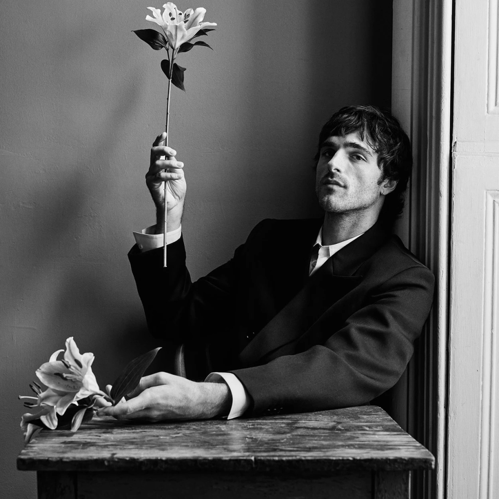 Τι είναι τα όνειρα; Ο Τζέικομπ Ελόρντι σε μια αναζήτηση ορατού και αοράτου, για χάρη της νέας καμπάνιας του οίκου Bottega Veneta