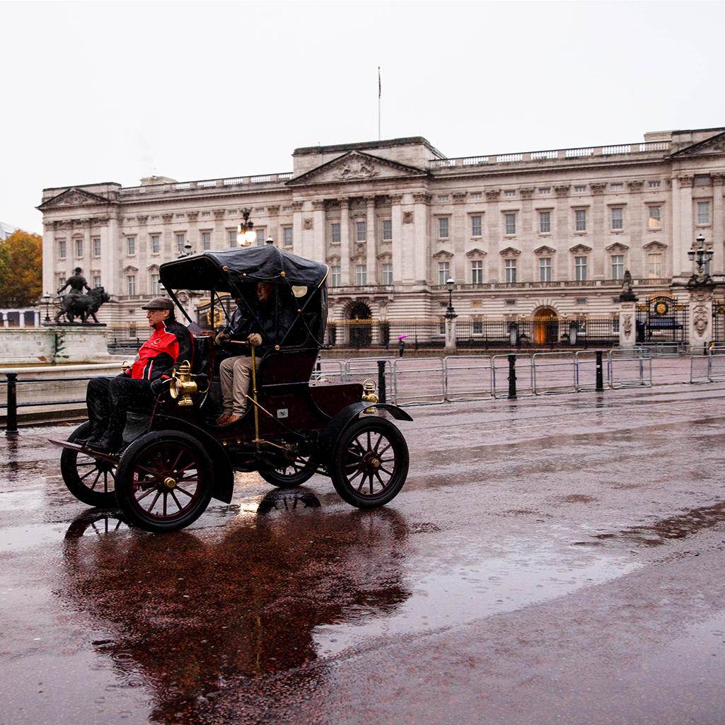 Τουρίστες εξαπατήθηκαν από ψεύτικη «χριστουγεννιάτικη αγορά» στο παλάτι Μπάκιγχαμ – To AI πίσω από τη viral απάτη