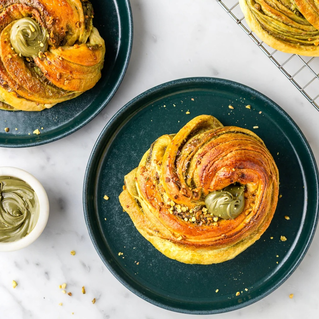 Αφράτα ρολάκια με πραλίνα φιστικιού