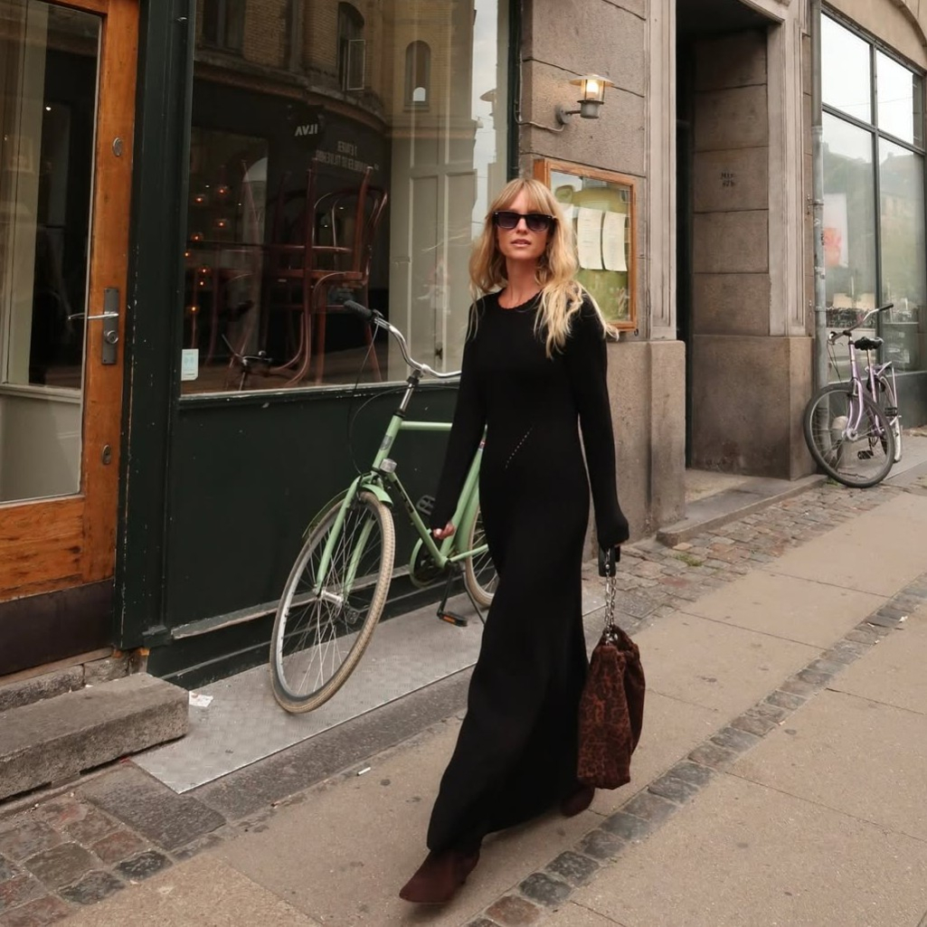 Το chic πλεκτό φόρεμα από τα Marks & Spencer στο πιο περιζήτητο χρώμα της σεζόν που θα φορέσεις από το πρωί μέχρι το βράδυ